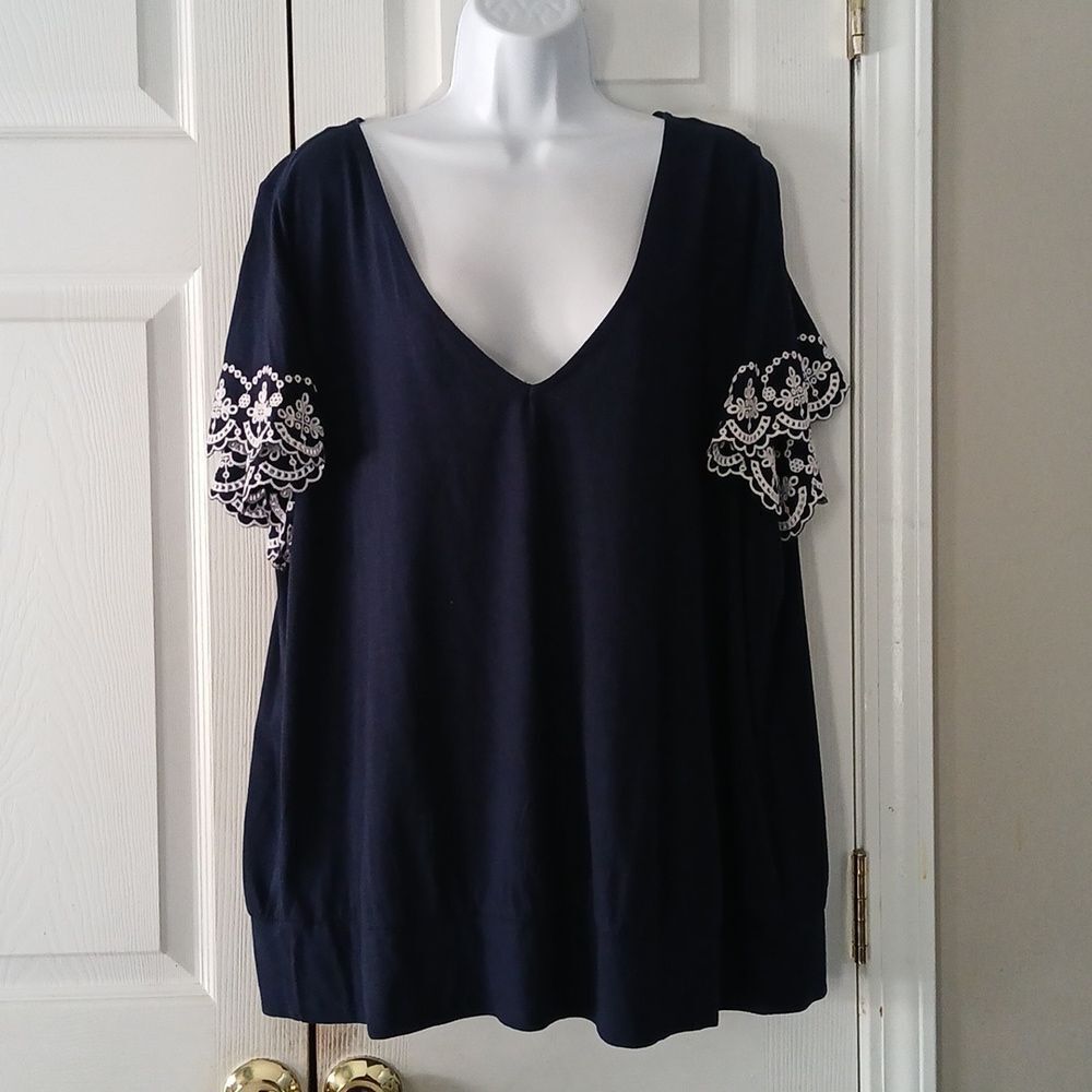 Crown & Ivy navy blue and white embroidered sleeve casual blouse Sz 2X NWT